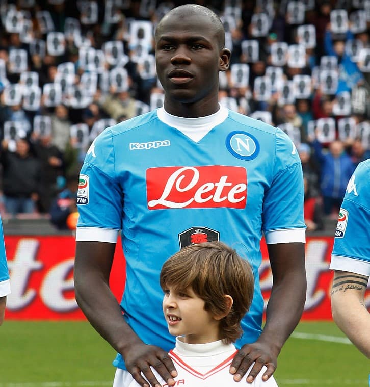 Kalidou Koulibaly salió al campo, con un niño de la mano, para enfrentar a la Lazio en el estadio Olímpico de Roma.