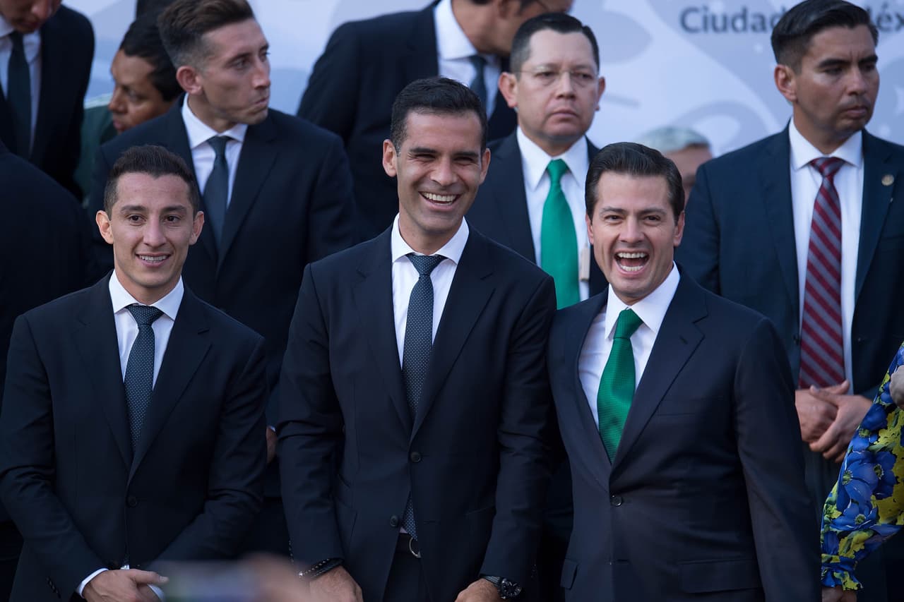 Cuerpo técnico, comandado por Juan Carlos Osorio, y jugadores de la selección mexicana de fútbol asistieron este jueves al abanderamiento a cargo del presidente Enrique Peña Nieto y la primera dama Angélica Rivera en la Residencia Oficial de Los Pinos. La bandera tricolor la recibió Héctor Moreno y las palabras del equipo las entregó Rafa Márquez.