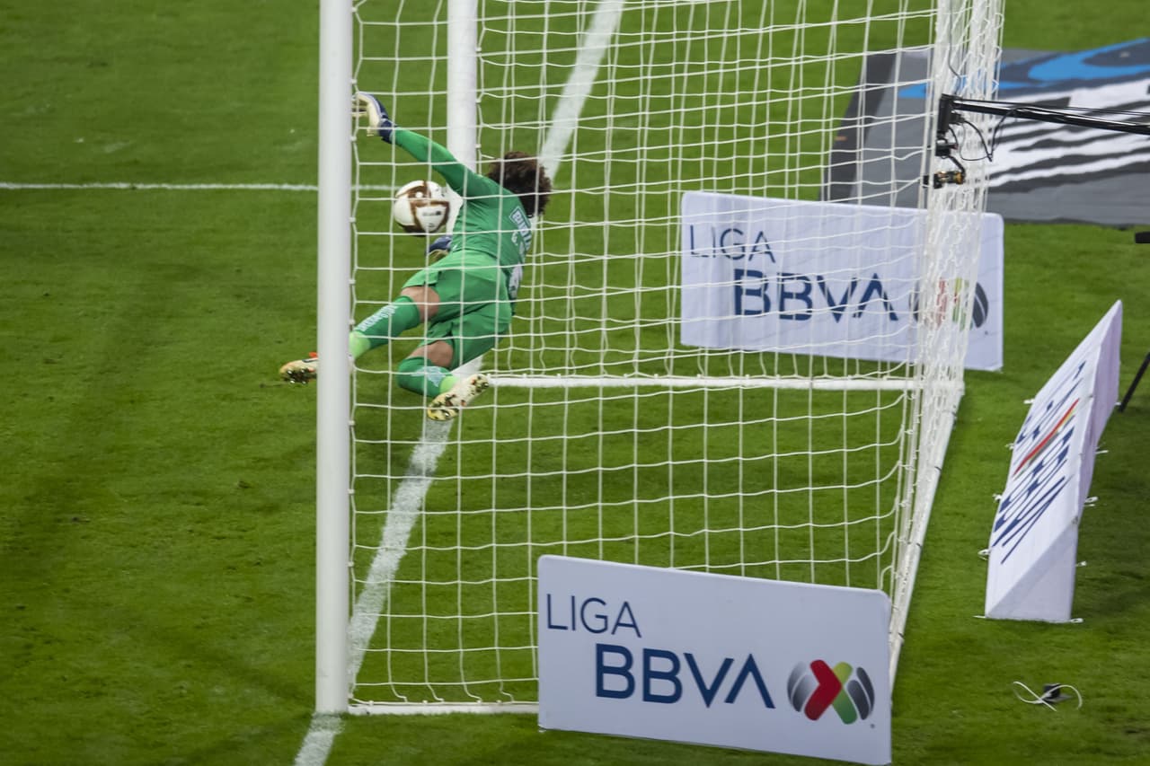 Guillermo Ochoa recrea atajada a Neymar cinco años después
