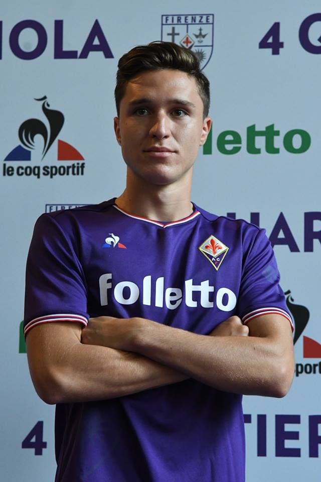 La Fiorentina también ya hizo oficial sus uniformes, teniendo como principal el clásico violeta que lo caracteriza en un diseño clásico creado por la importante marca francesa.