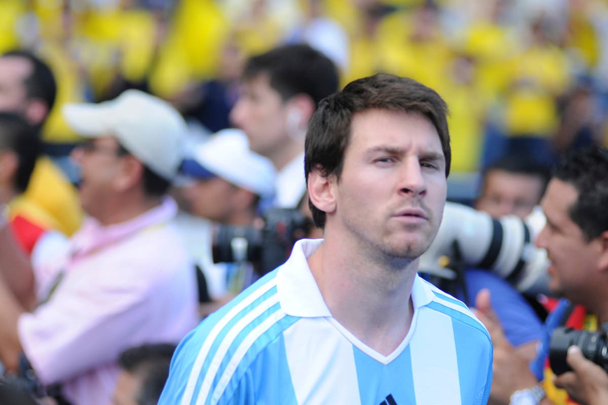 En 2011 un pelo decididamente más corto de Messi, en la eliminatoria al Mundial contra Colombia.