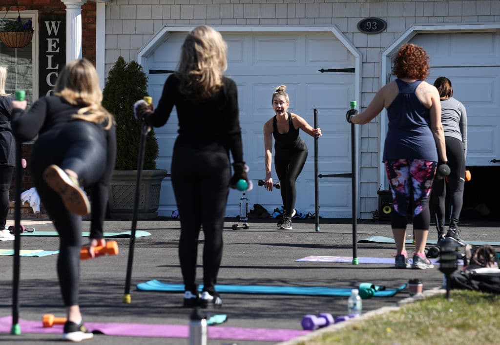 Tras la emergencia del coronavirus, Jamie Benedik organizó clases de fitness a puerta abierta en Long Island. Los asistentes tomaron la sesión conservando una distancia prudente entre ellos.