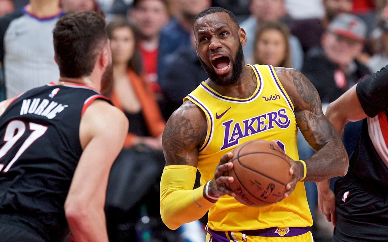 LeBron anotó 28 puntos, capturó cinco rebotes e hizo siete asistencias en 31 minutos de juego en el Moda Center de Portland.