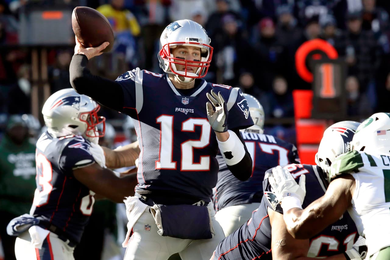 El quarterback Tom Brady es el arma clave y el alma de los Patriots. Esta temporada acumula 4 mil 355 yardas y 29 touchdown, llevando a los Patriots a la segunda mejor marca de la AFC en Temporada Regular (11-5).