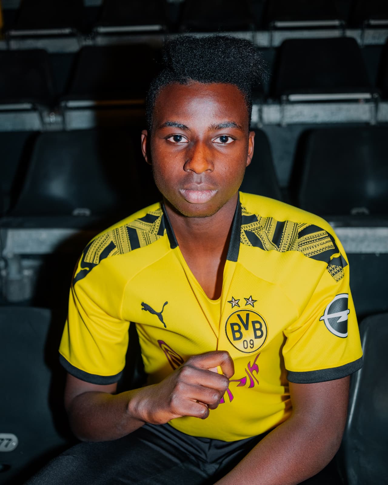 Borussia Dortmund realizó el lanzamiento de su nueva playera (con las tres de portero) para la siguiente temporada la cual usará por primera vez ante Borussia Monchengladbach en el cierre de la Bundesliga. El diseño abandona las mangas negras y regresa a una franja de ese color sobre los hombros con patrones. Además, celebra los 110 años del club con una frase en el cuello: "Ayer, hoy, mañana, para siempre".