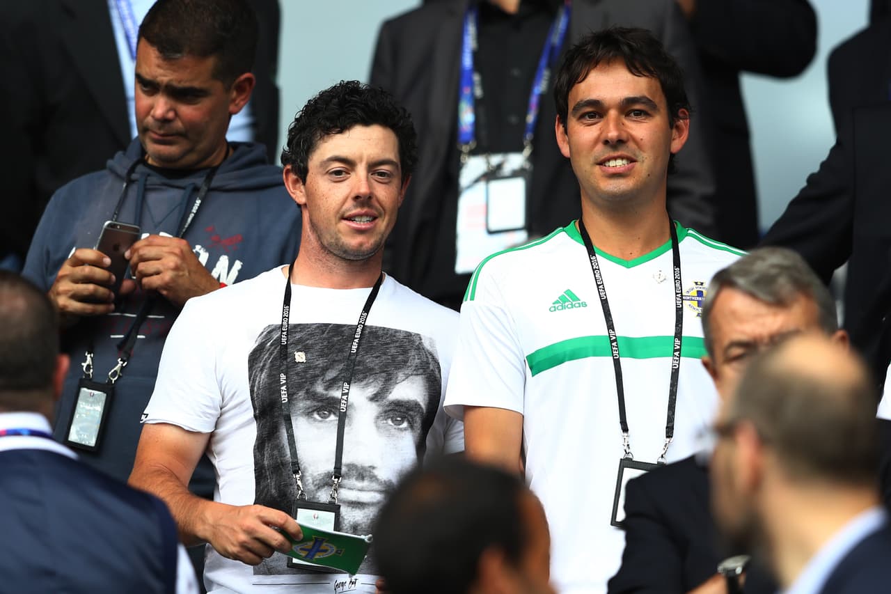 El golfista irlandés Rory McIlroy en el estadio de París apoyando a su selección.