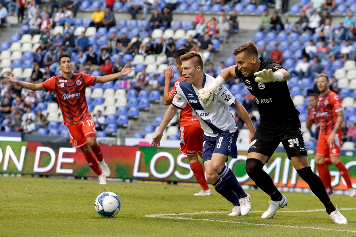 El arquero uruguayo del Puebla, Nicolás Vikonis (derecha), tuvo alta cuota de responsabilidad en los goles del Veracruz.