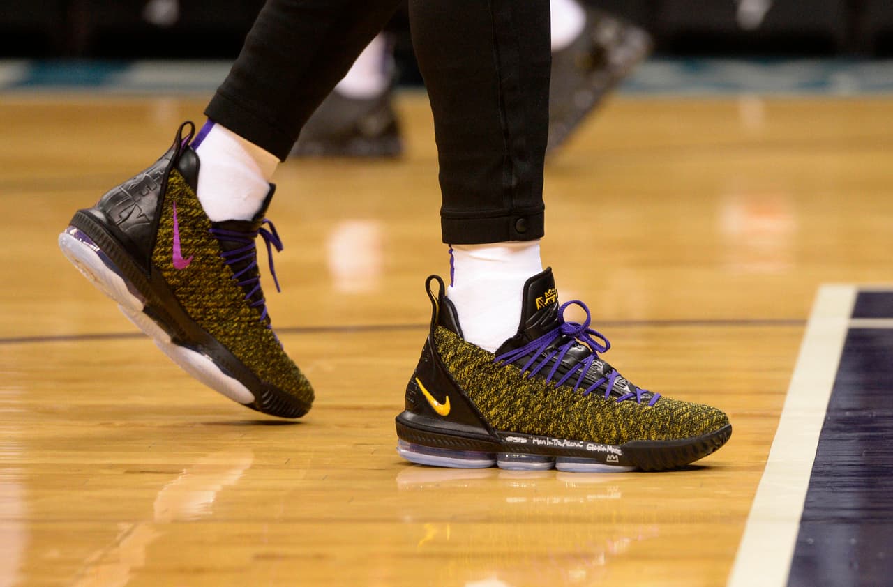 También en diciembre pasado James usó este modelo en contra de los Charlotte Hornets en el Spectrum Center.