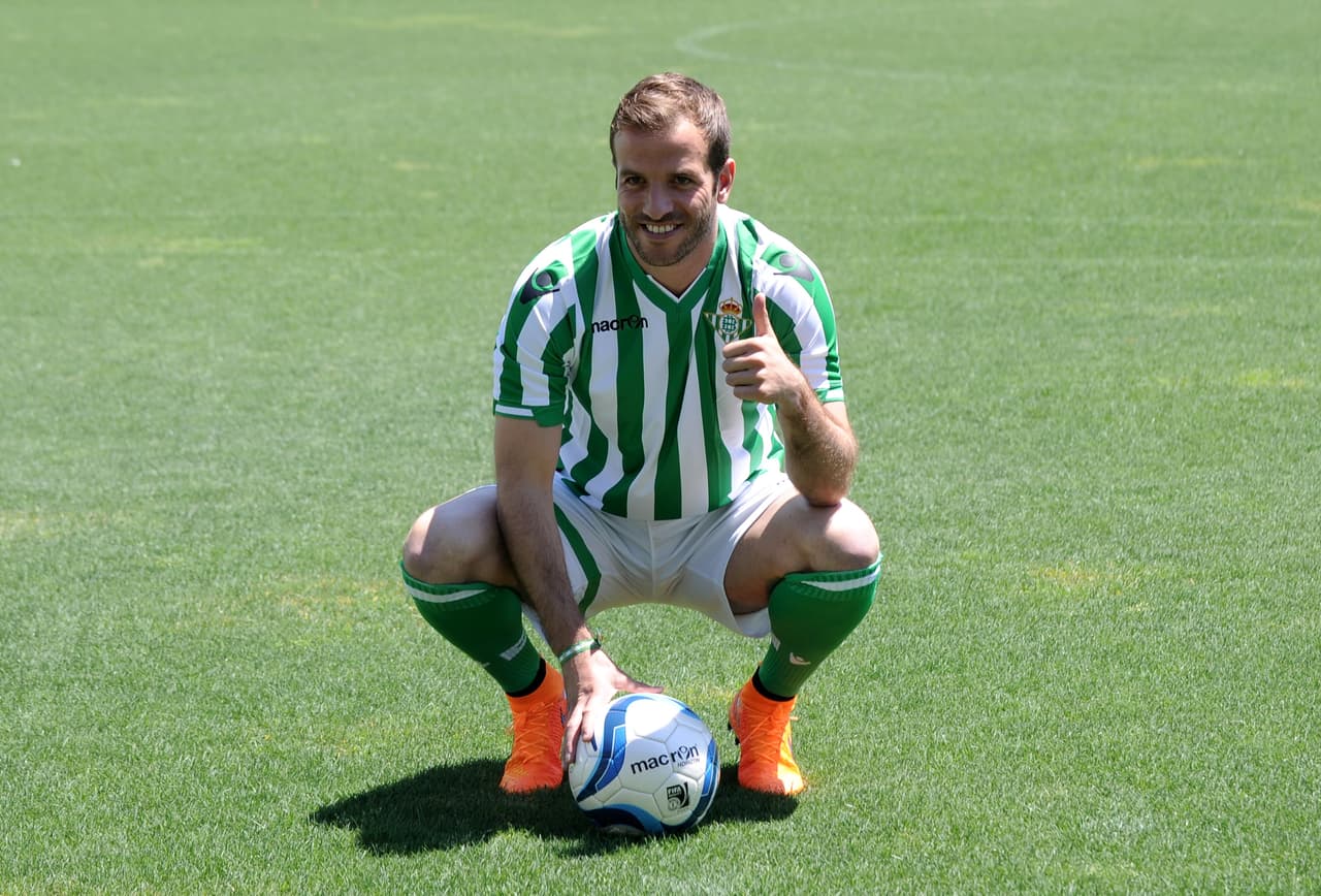 El contrato de Rafael Van der Vaart entre 2015 y 2016 tuvo una cláusula en la que le estaba
<a href="http://http://www.mundodeportivo.com/futbol/betis/20161206/412438154465/van-der-vaart-betis-sevilla.html" target="_blank">prohibido el uso de botines rojos mientras estuviera con el Betis.</a>