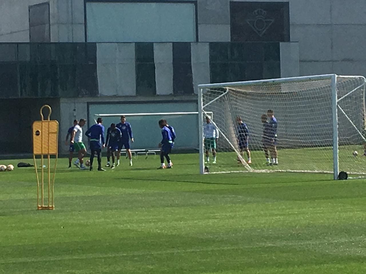 El día después de la debacle: Betis entrenó con los mexicanos tras eliminación