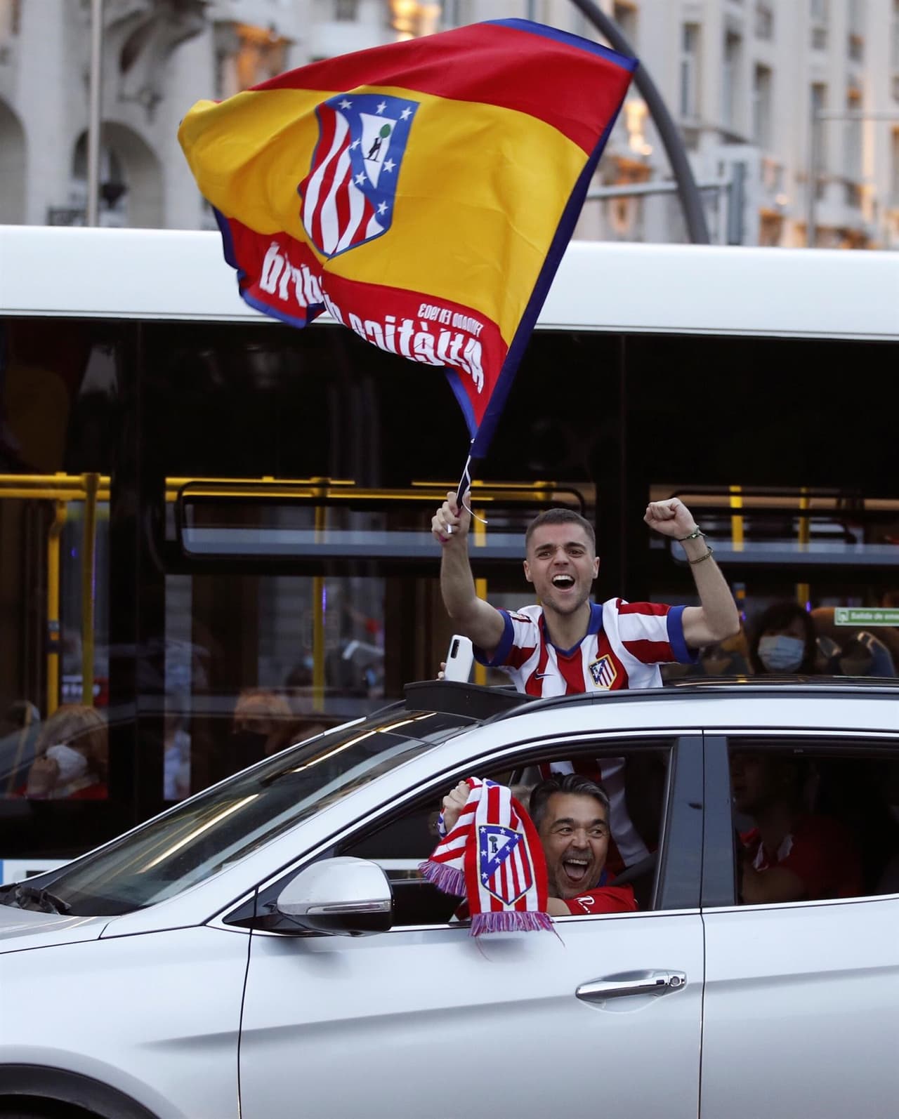 Centenares de aficionados del Atlético de Madrid se reunieron en la fuente de Neptuno para celeberar el título liguero conseguido por el club.