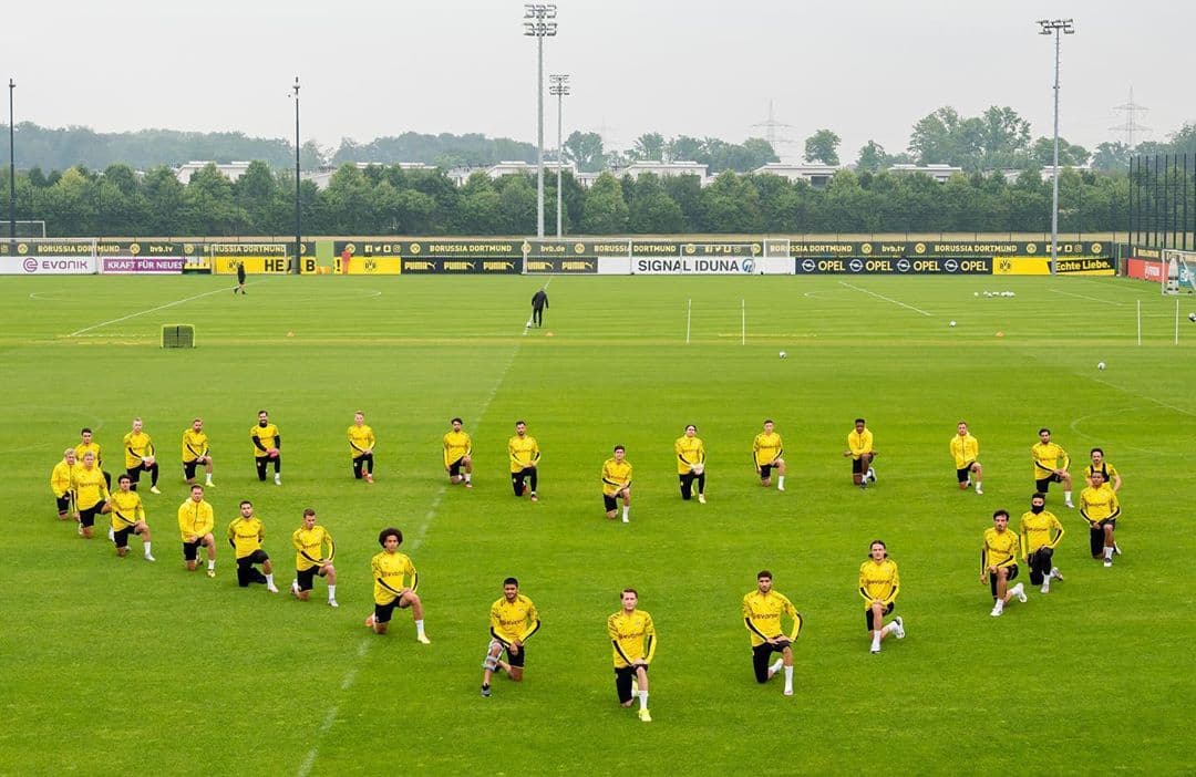 Antes del encuentro ante Hertha Berlin, los jugadores del Borussia Dortmund hicieron el calentamiento portando camisetas en apoyo a la etiqueta #BlackLivesMatter. Previo al silbatazo inicial, ambas escuadras se arrodillaron formando un círculo al centro de la cancha en forma de protesta ante el racismo y la discriminación.