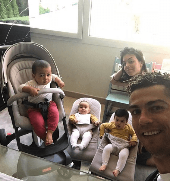 Cristiano Ronaldo dio un saludo de buenos días junto a Georgina Rodríguez y sus pequeños hijos el 22 de mayo de 2018.