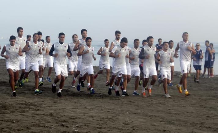 Los Tiburones Rojos entrenaron en la playa