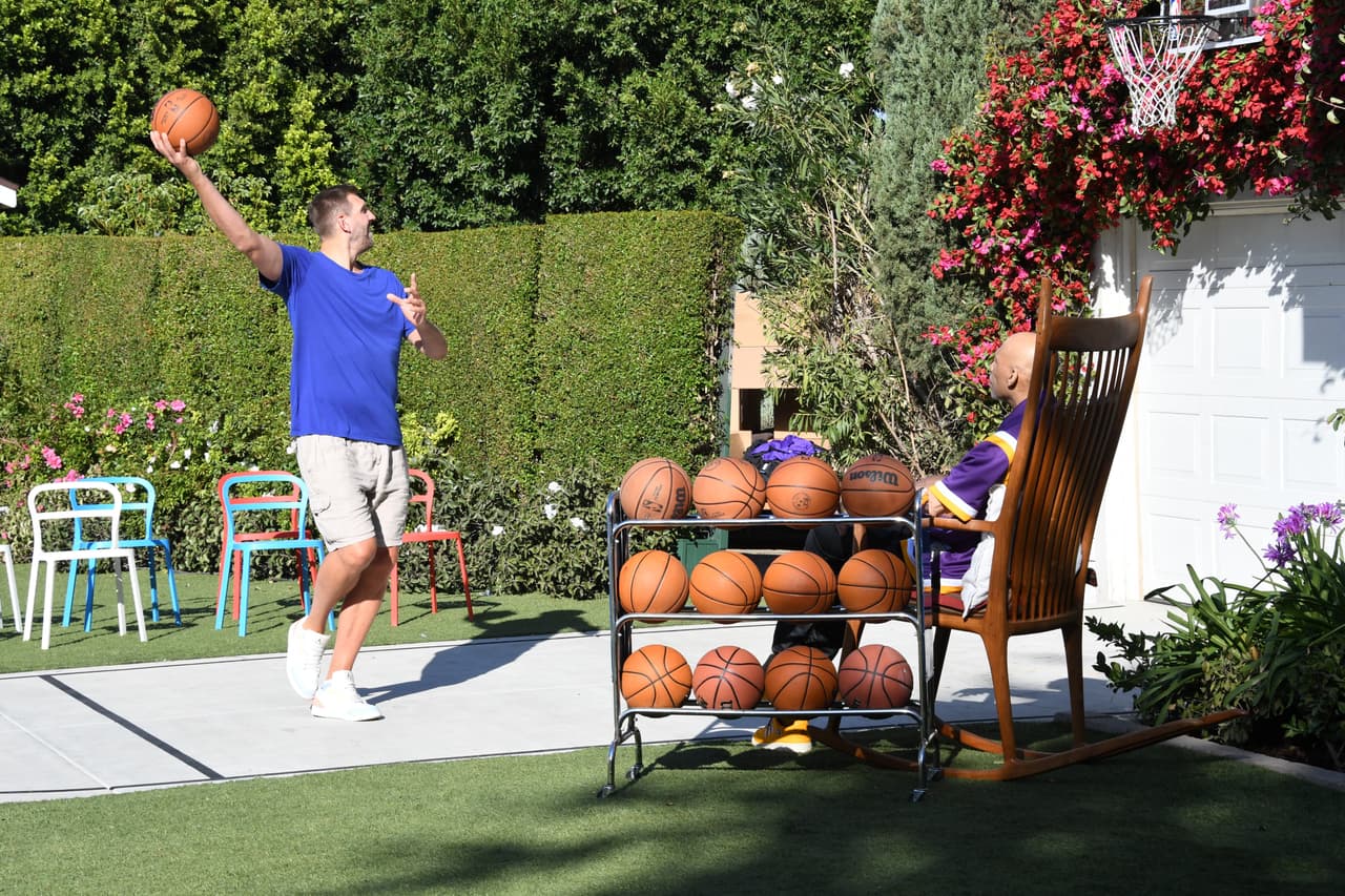 "NBA Lane" lleva a los fans en un viaje con las personalidades - pasado, presente y futuro - que han escrito la historia del juego.