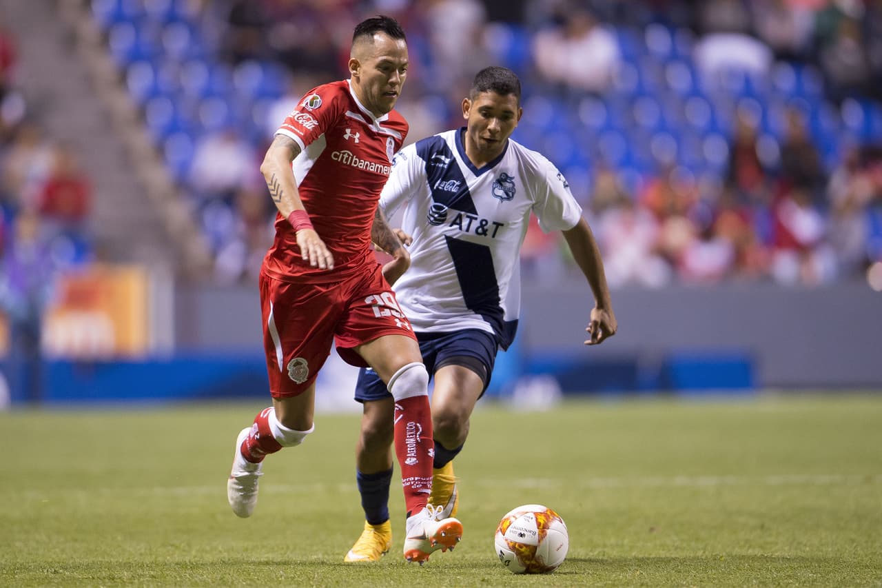 La embestida de Toluca con miras al empate no se dio a esperar y de penalti Rubens Sambueza descontó al minuto 39 del primer tiempo.