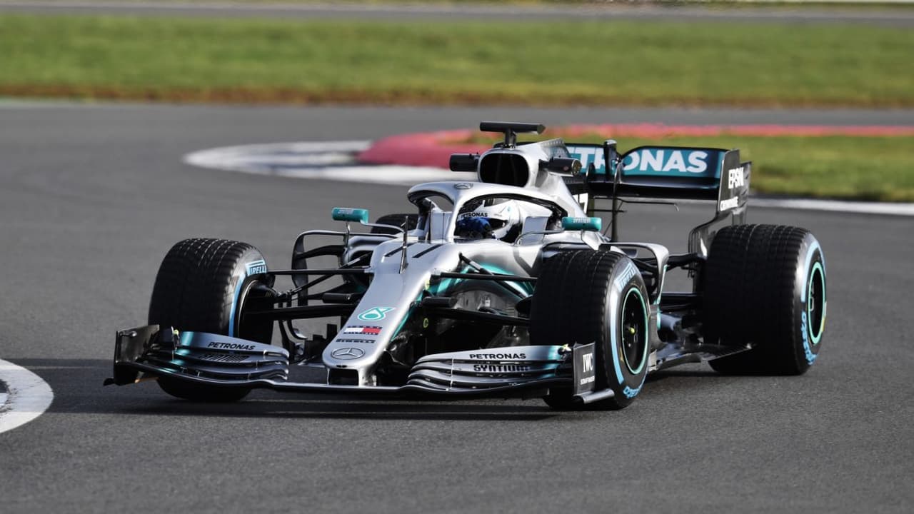 El Mercedes AMG-F1 Team se unió a la lista de los equipos que ya develaron su monoplaza para la nueva temporada de la máxima carpa del automovilismo. Sus colores plateado y azul marino siguen estando vigentes en un coche que emana elegancia y con el que Lewis Hamilton buscará retener su título de campeón mundial.