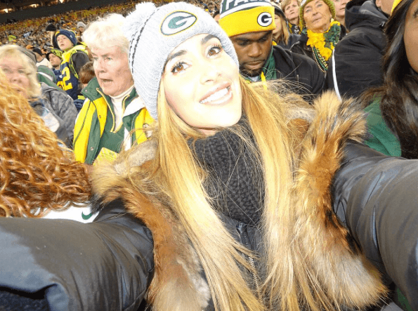 Ella es Claudia Sampedro, una espectacular cubana con quien Julius Peppers sostiene uan relación que ha dado fruto a dos hijos. En el medio del modelaje de los Estados Unidos, Claudia es conocia como la 'Kim Kardashian cubana' por su evidente parecido físico.