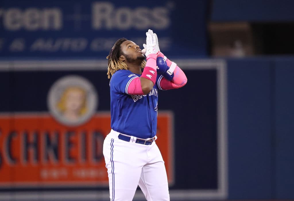 Con mensajes en el rostro, en los zapatos, con guenteletas, muñequeras, guantes, bates y detalles en las bases y otras señales, los peloteros en las Ligas Mayores celebraron el Día de las Madres tiñendo los diamantes de Major League Baseball de rosa.