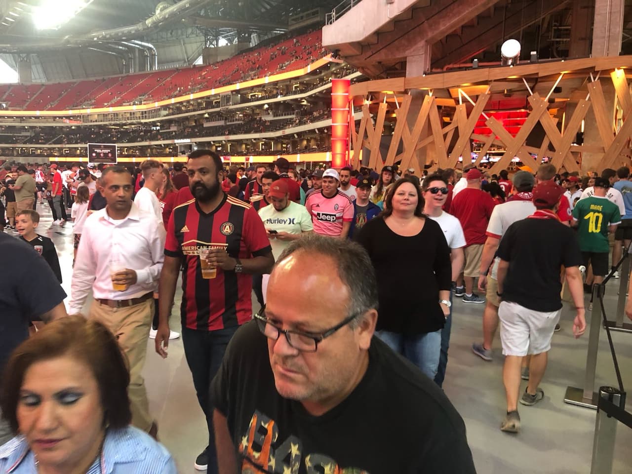 Los seguidores, muchos con la playera del Atlanta United, llegaron para apoyar al equipo de MLS.