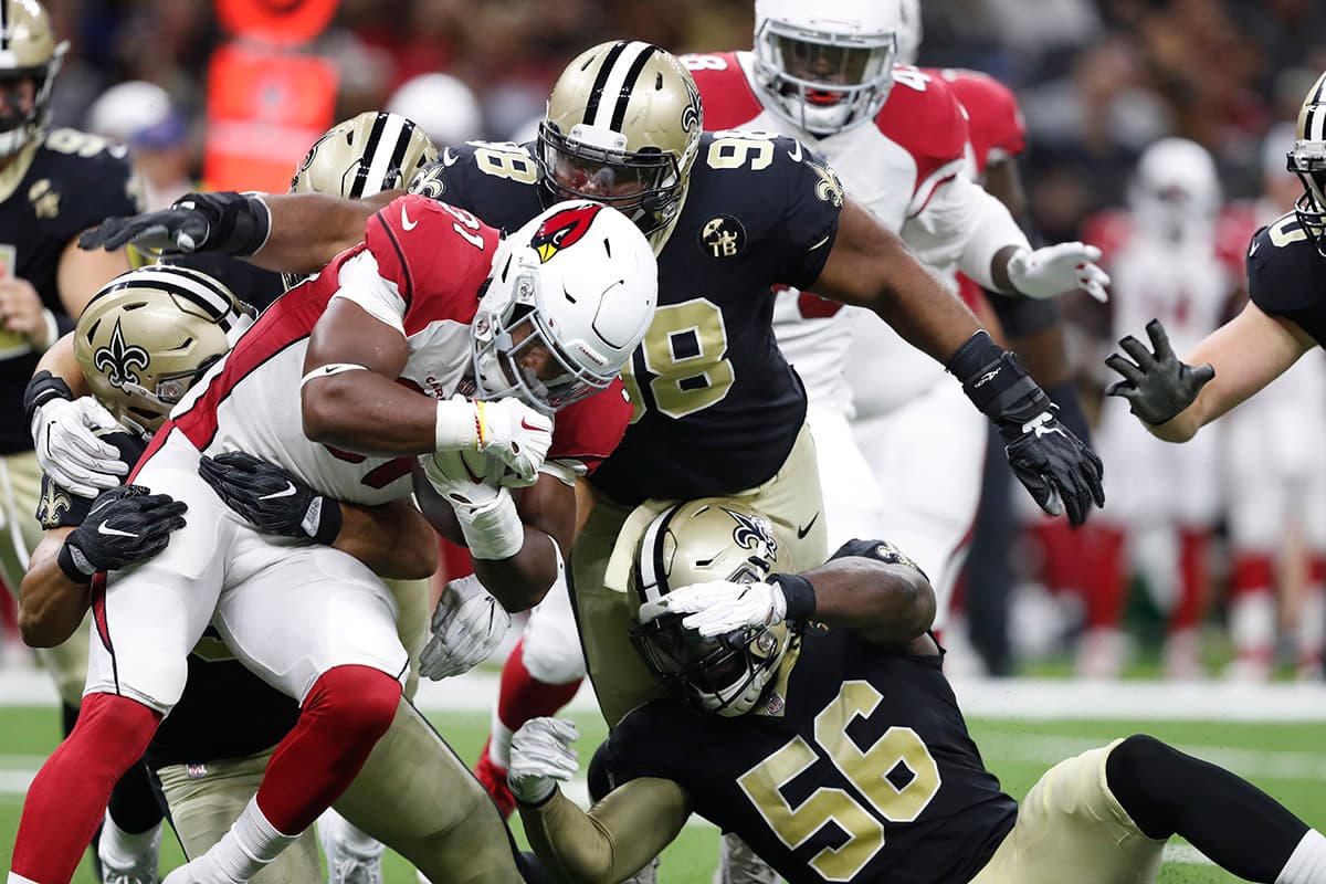 En el Superdome, los Arizona Cardinals sorprendieron a los New Orleans Saints con una victoria por 20-15. El corredor David Johnson (izquierda) acarreó 22 yardas y anotó un
<i>touchdown.</i>