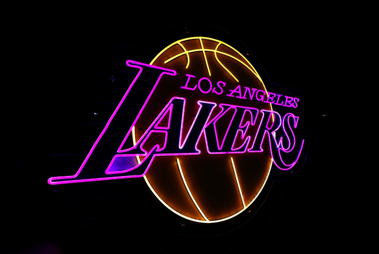 Lakers serán vendidos a empresarios Josh Kushner y Bob Iger por cifra récord