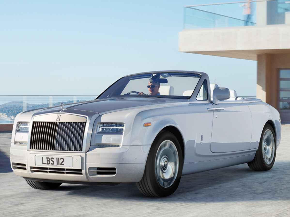 El Rolls Royce Phantom Drophead es quizás uno de los autos más lujosos de Conor McGregor. Este modelo lleva el mismo motor V12 de 6.8 litros del Rolls-Royce Phantom.