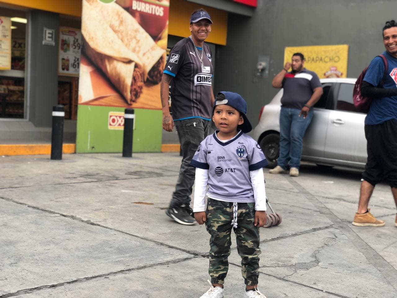 Este es el marco con el que las aficiones de los dos equipos regiomontanos se preparaban para alentar a Tigres y Rayados en el Clásico Regio edición internacional en la Final de la Liga Campeones de la Concacaf.