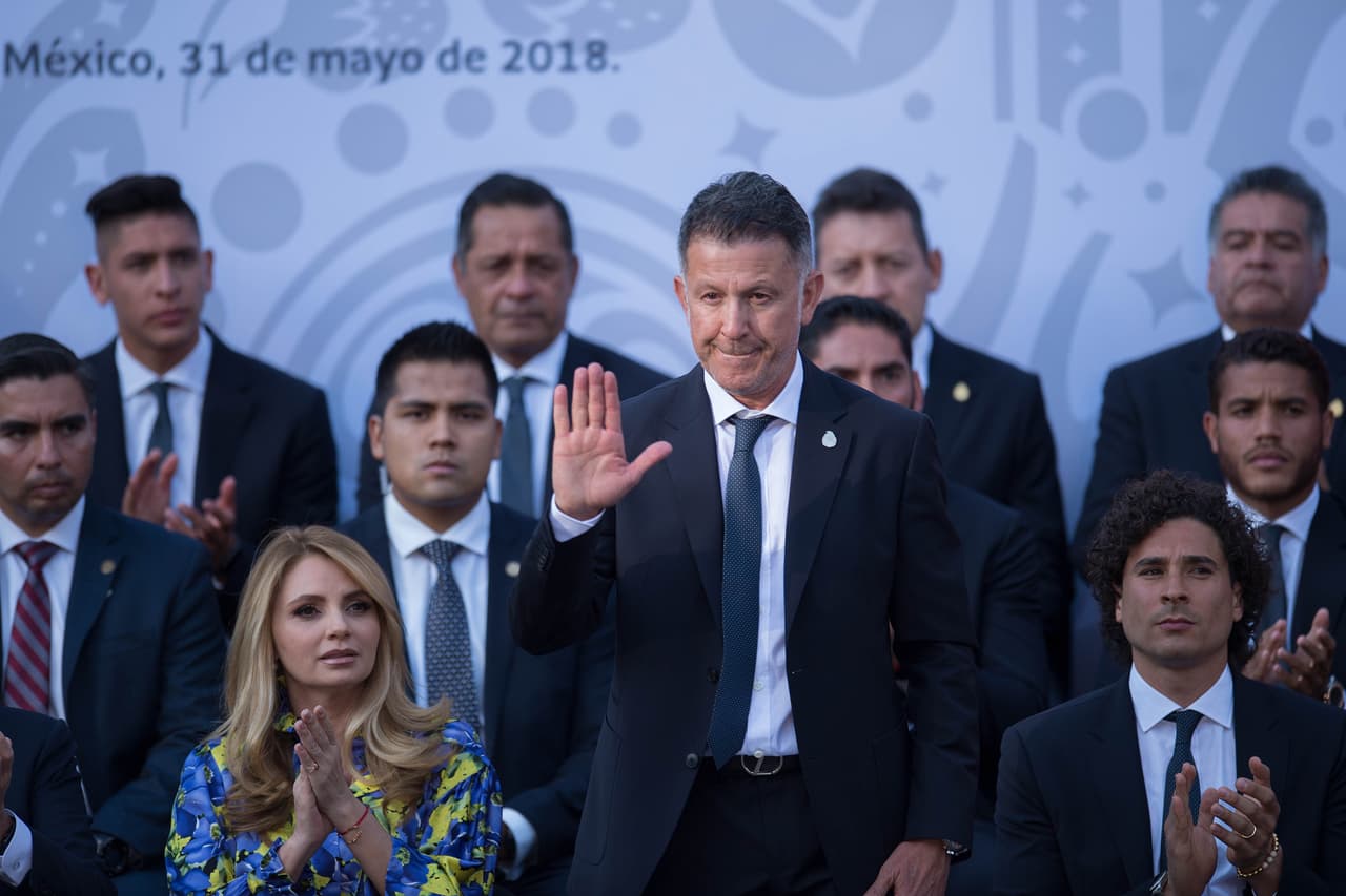 Cuerpo técnico, comandado por Juan Carlos Osorio, y jugadores de la selección mexicana de fútbol asistieron este jueves al abanderamiento a cargo del presidente Enrique Peña Nieto y la primera dama Angélica Rivera en la Residencia Oficial de Los Pinos. La bandera tricolor la recibió Héctor Moreno y las palabras del equipo las entregó Rafa Márquez.
