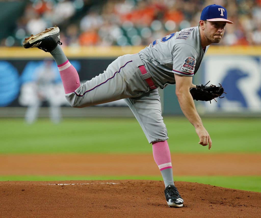 Con mensajes en el rostro, en los zapatos, con guenteletas, muñequeras, guantes, bates y detalles en las bases y otras señales, los peloteros en las Ligas Mayores celebraron el Día de las Madres tiñendo los diamantes de Major League Baseball de rosa.