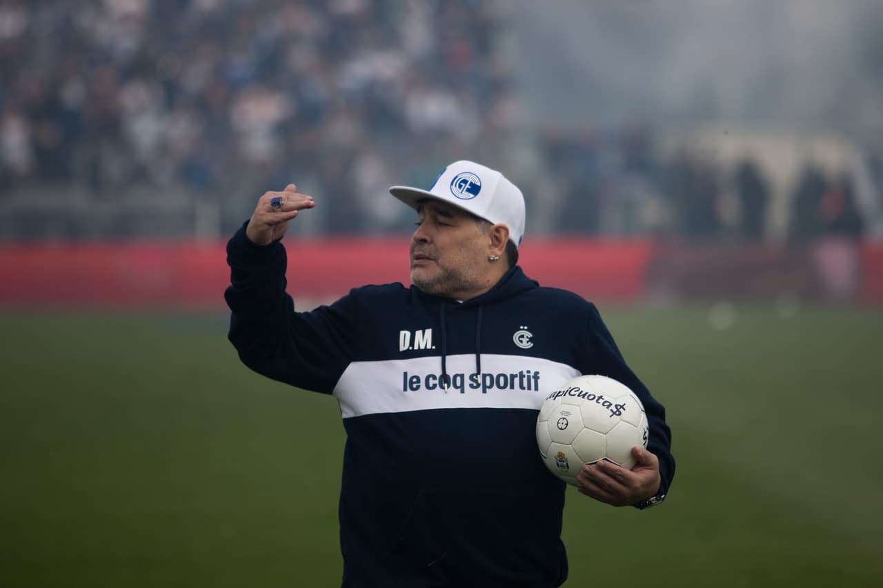 Maradona contó cuando enseñó a Messi a patear tiros libres