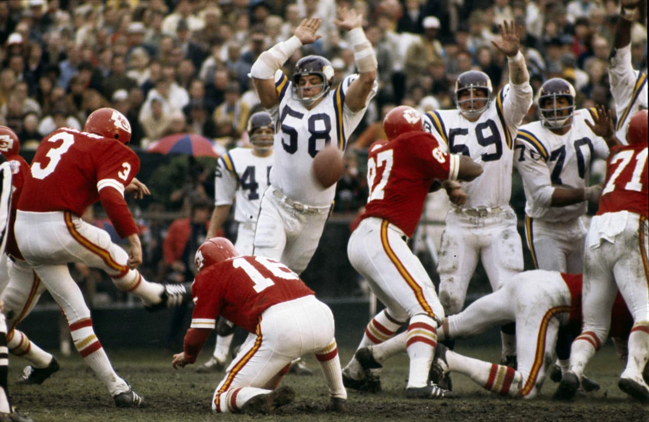 9. Los Chiefs también contaban con el veterano pateador Jan Stenerud, originario de Noruega, que jugó de 1967 hasta 1985. Sigue siendo hasta la fecha el único pateador de puntos extra y goles de campo inducido al Salón de la Fama NFL.