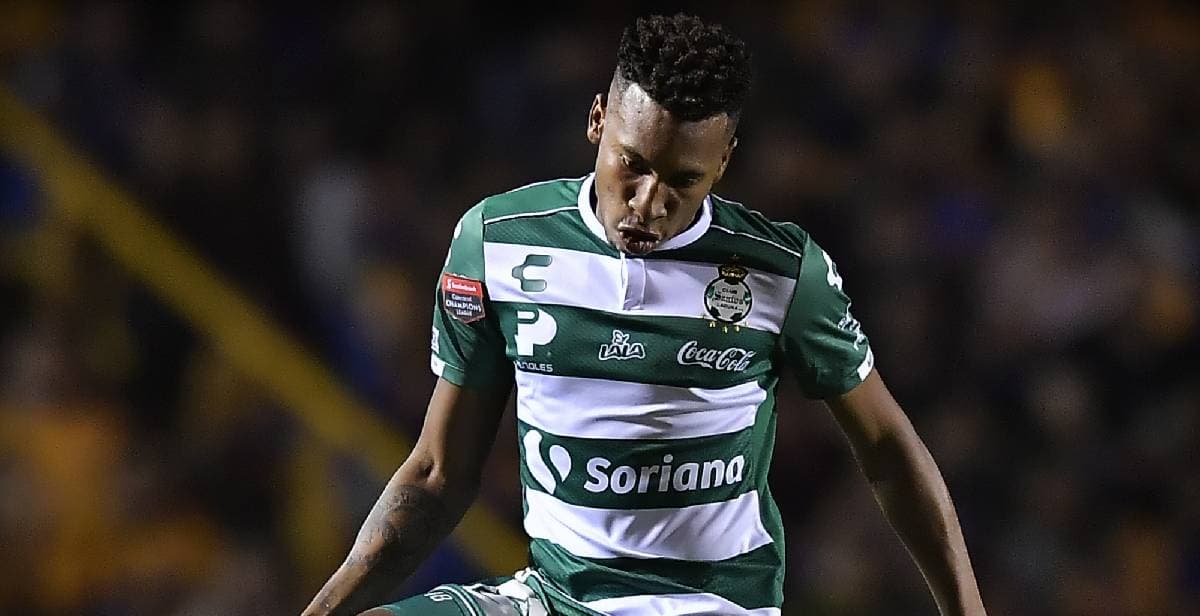 Ayrton Preciado pide a Santos bajar su salario