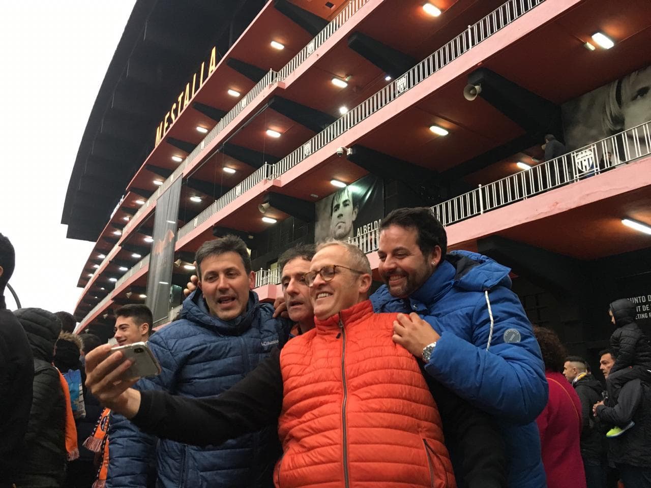 Los seguidores vivieron una jornada llena de alegría en la previa del duelo entre Valencia y Villarreal por la vuelta de los Cuartos de Final de la Europa League marcada por la lluvia.