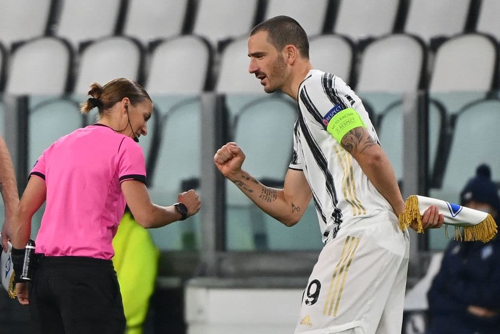 La Juventus golea al Dinamo de Kiev 3-0. Con goles de Federico Chiesa, Cristiano Ronaldo y Álvaro Morata. La árbitro Stéphanie Frappart se convierte en la primera mujer en pitar un partido de la Champions League.