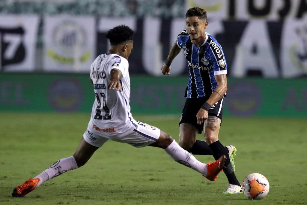 Santos sabe como jugar de local y hace que Gremio se arrepienta de haber pisado su cancha al vencerlos 4-1 y conseguir su lugar en las semifininales del torneo.