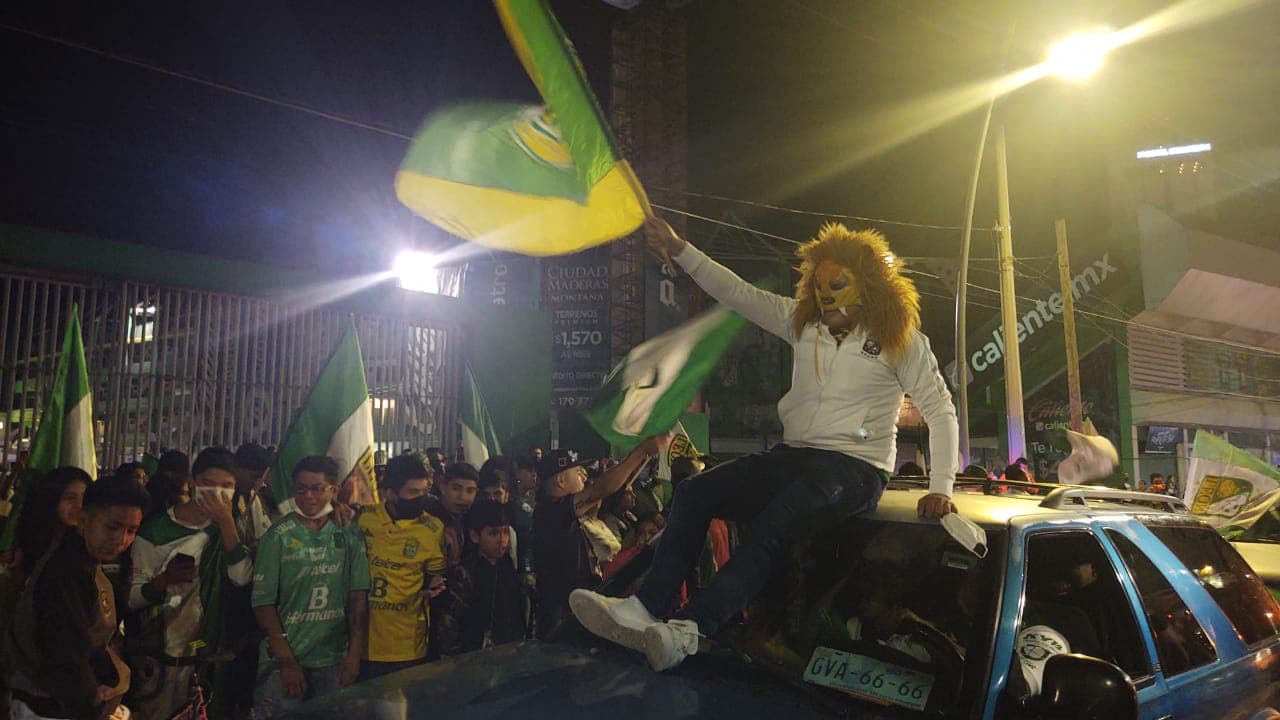 Así festejaron en León el pase a la Final del Guard1anes 2020 | La afición no se midió en la celebración tras la victoria sobre las Chivas. ¿Será que ya esperan al Cruz Azul en la Final?