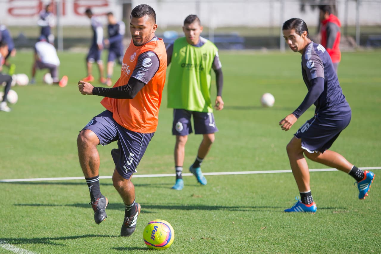 Hedgardo Marín fue el otro defensa central en la primera fecha con Chivas de Guadalajara, que para el semestre pasado apenas contó con un 42 por ciento de partidos con Alanís.