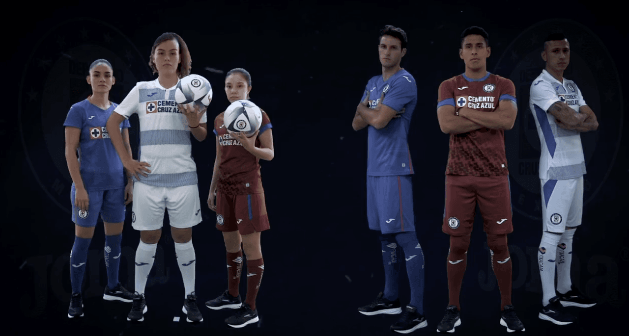 De la mano del equipo femenil y del primer equipo, Cruz Azul presentó sus bellos uniformes para el próximo torneo del futbol mexicano.