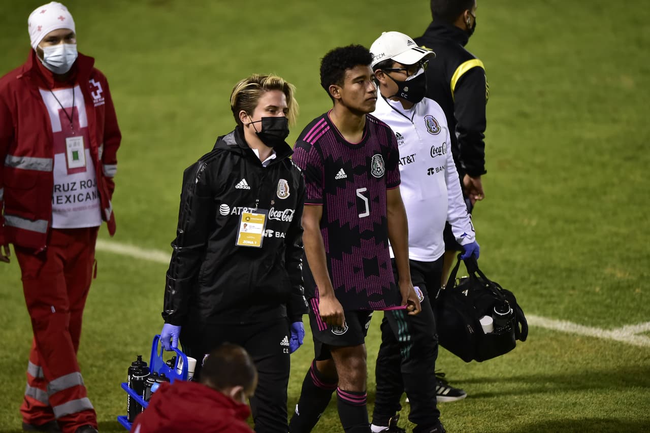 Fidel Ambriz, elemento del León, se retiró de la cancha lesionado.