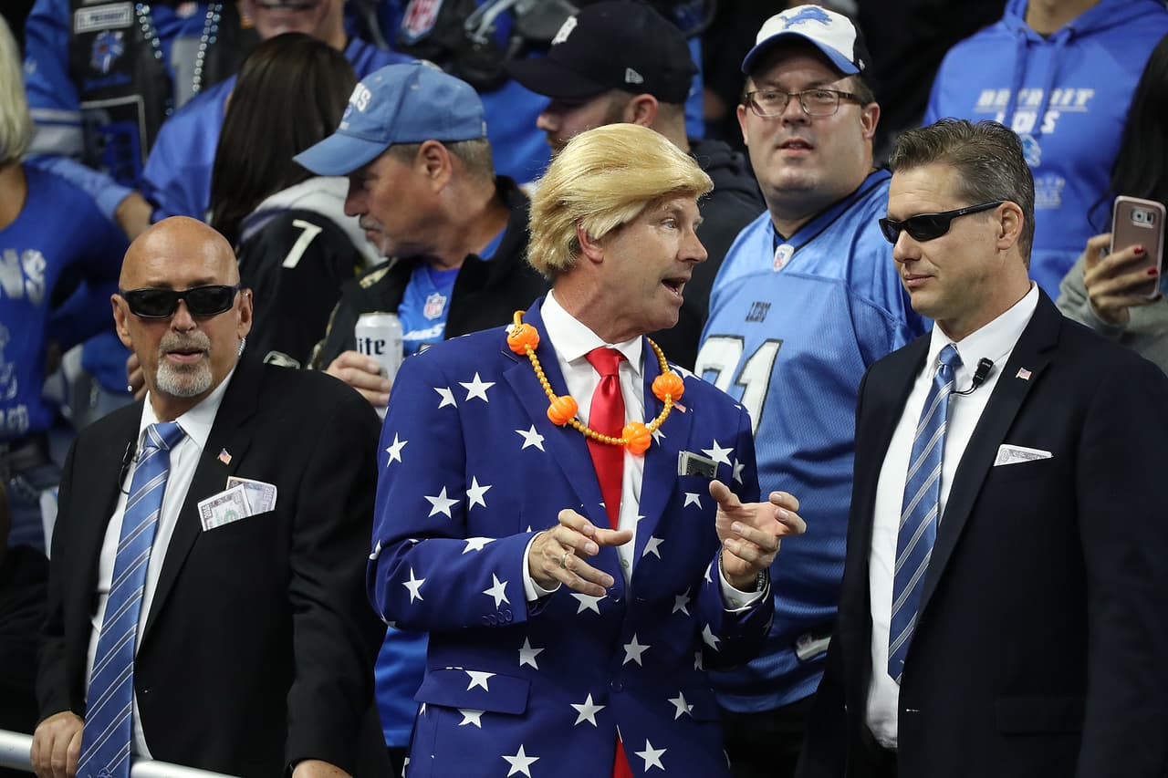 Críticos de la NFL, el presidente de Estados Unidos, Donald Trump, tuvo un homenaje de parte de los fanáticos que lo representaron en las tribunas, con guardaespaldas y demás.