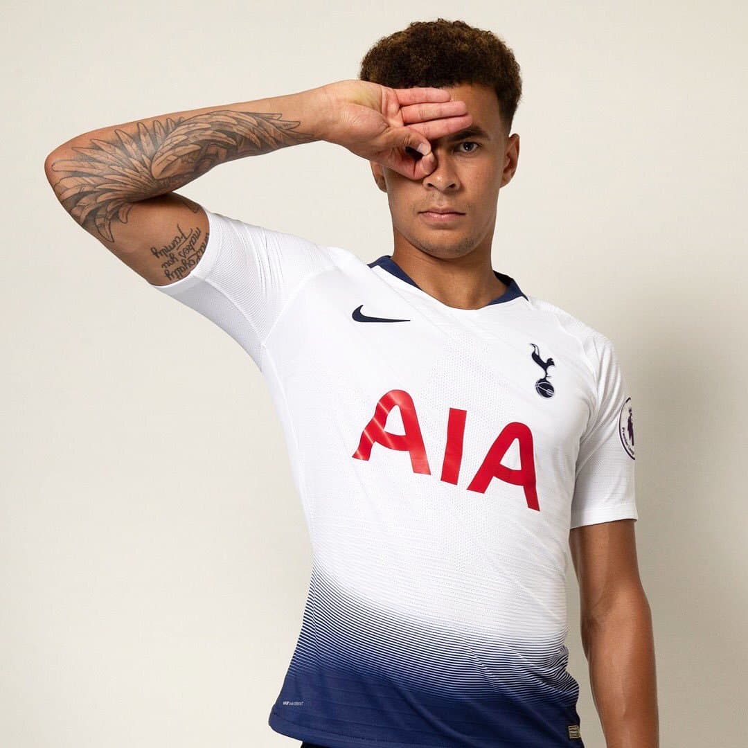 Delle Alli, futbolista nigeriano nacionalizado inglés, hace este peculiar símbolo como apoyo a su país que es regido por un orden militar, donde la tortura a los civiles es del diario y la más común es la extirpación de ojos. Los civiles que son arrestados por militares y logran salir con sus ojos intactos hacen este símbolo para mostrar que sobrevivieron.