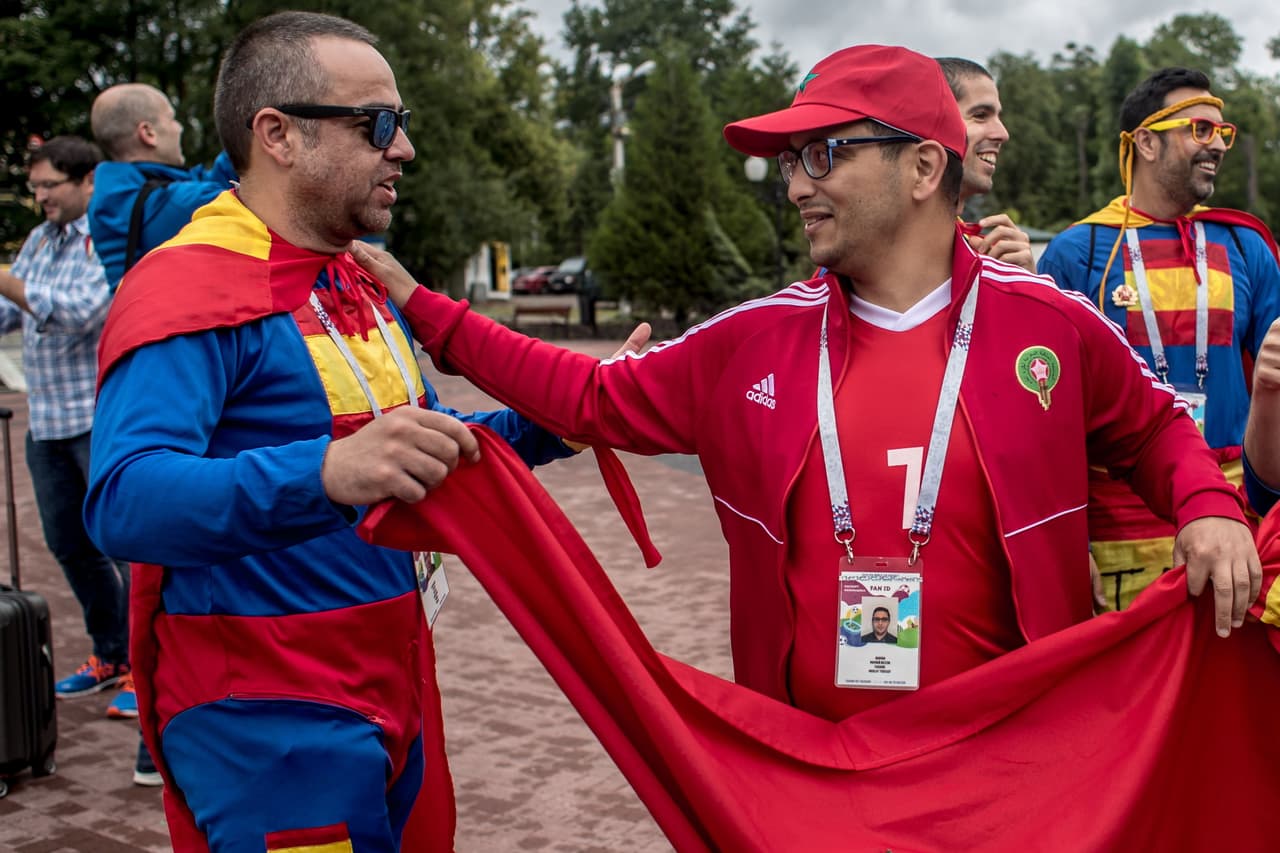 El duelo entre España y Marruecos mostró el lado más colorido y fraternal de los fanático en el último partido del grupo B para el Mundial de Rusia 2018.
