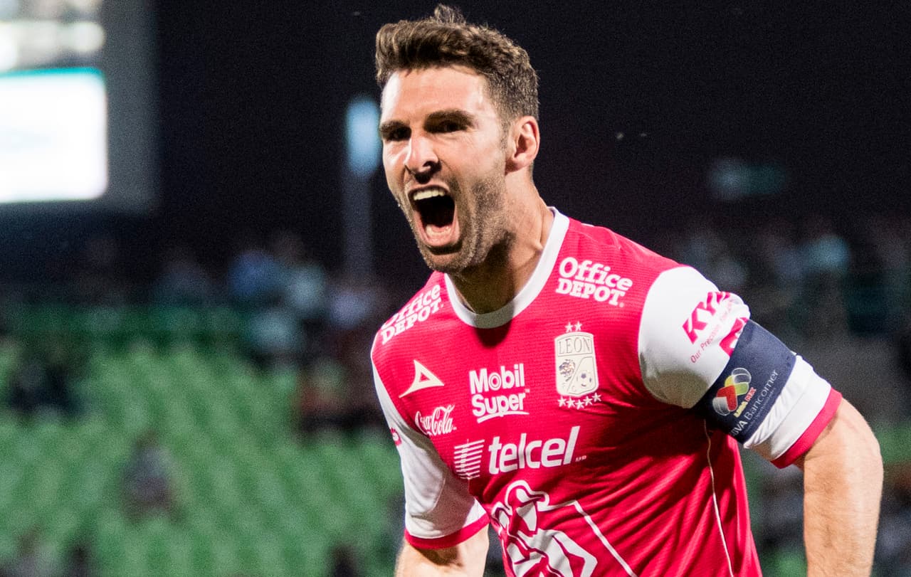 Jona quiso salir jugando pero el balón se le fue muy largo y el delantero de la Fiera se lo robó para definir de primera con el arco vacío.