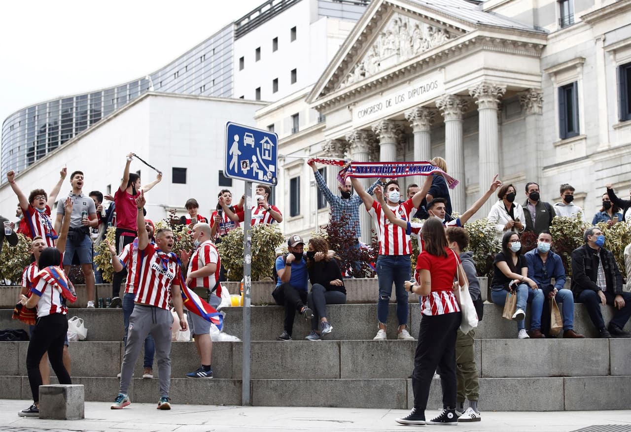 Centenares de aficionados del Atlético de Madrid se reunieron en la fuente de Neptuno para celeberar el título liguero conseguido por el club.