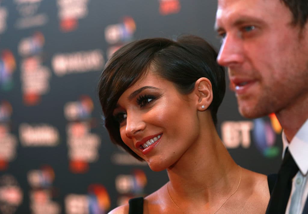 A pesar de todo, la suerte de Bridge no fue tan mala pues luego entablaría una nueva relación con una cantante inglesa.