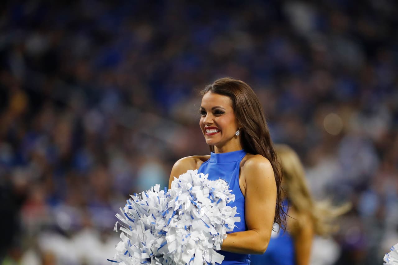 El equipo de Detroit volvió a remontar a pesar de llegar al cuarto periodo debajo en el marcador y el apoyo de sus porristas fue fundamental para lograrlo.