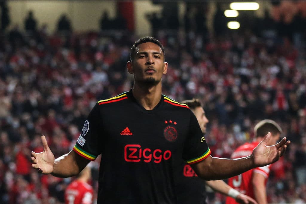 Ajax y Benfica se van con empate tras partidazo en el partido de ida en Octavos de Final en la Champions League. Dusan Tadic y Sebastien Haller anotaron para la escuadra holandesa, mientras que Roman Yaremchuk y también Sebastien Haller sumaron para los locales. Edson Álvarez fue titular durante el encuentro.