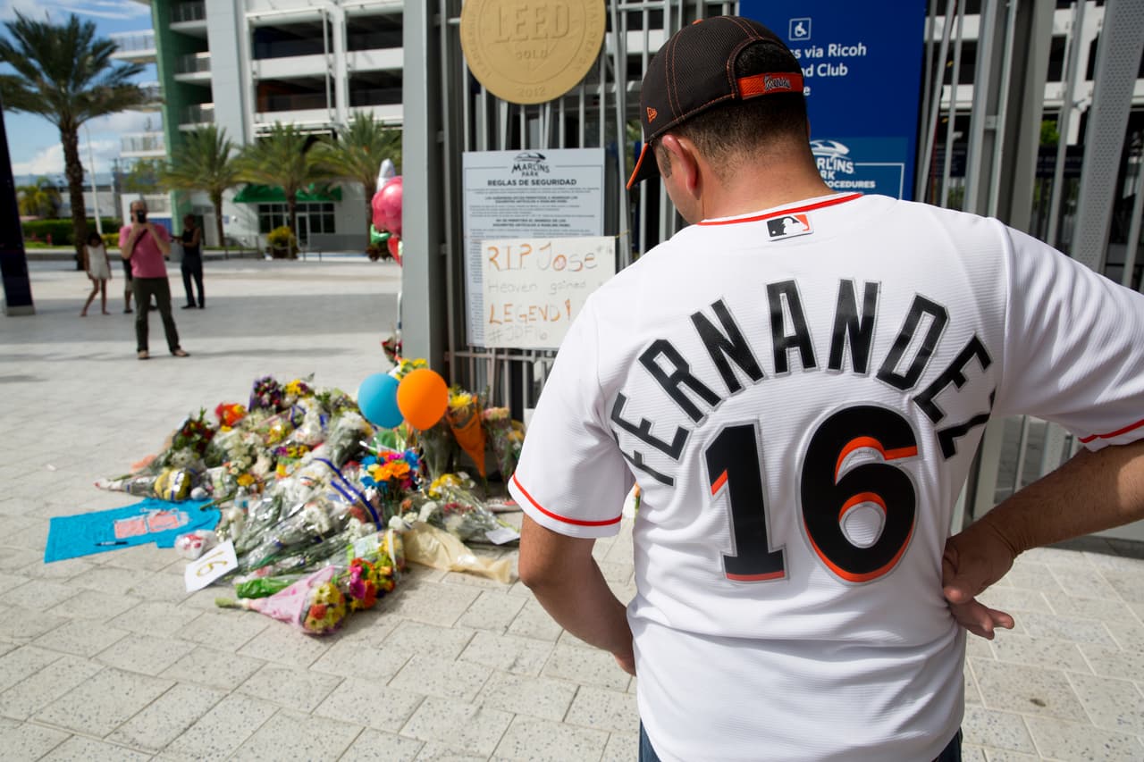 En el estadio de los Marlins en Little Havana, Miami, los fanáticos se acercaban con la camiseta con el nombre y número del pitcher cubano fallecido.