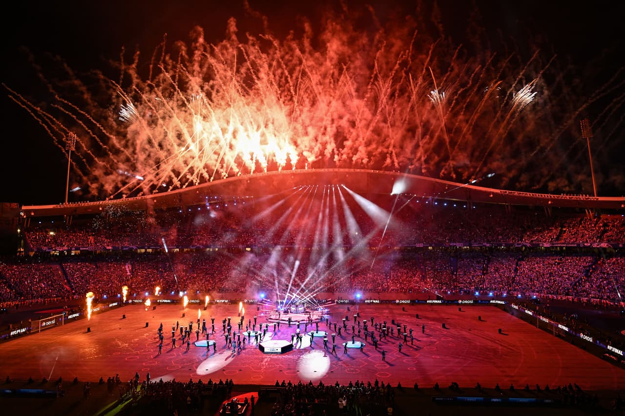 El show previo al inicio de la Final de la UEFA Champions League fue espectacular, la afición también da color al encuentro en Estambul.